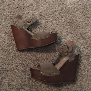 Grey/brown wedges