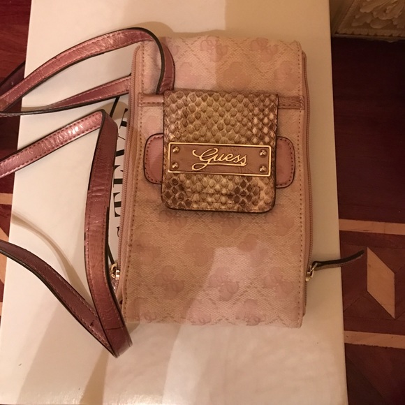 Guess purse. Double sided pockets