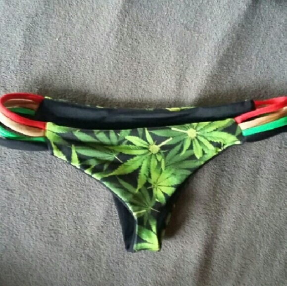 Reversible cheeky bikini bottoms