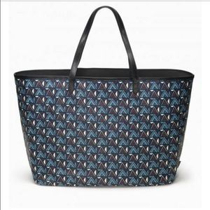 New Reversible Voyage Tote-Black/Tribal