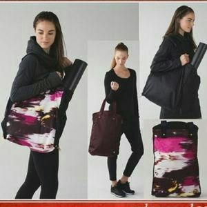 Lululemon Bring It Om Expandable Tote