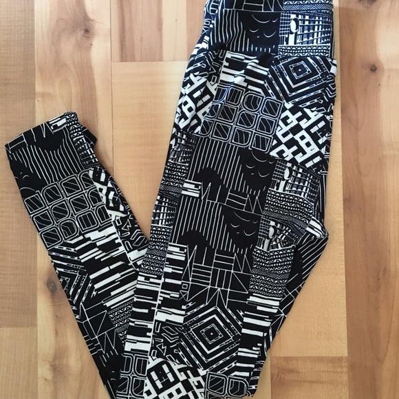 SOLD Lularoe leggings OS
