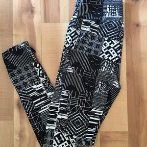 SOLD Lularoe leggings OS