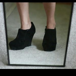 *NIB Suede wedge booties