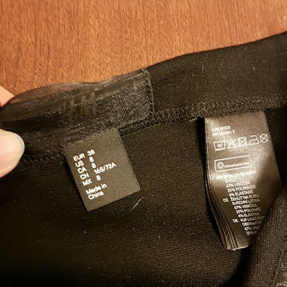 LAST CHANCE H&M black snakeskin pattern skirt - Picture 3 of 3