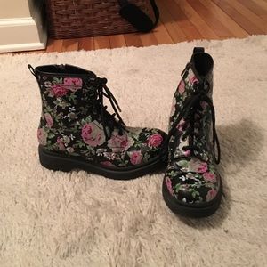 floral Doctor Martens💗💗