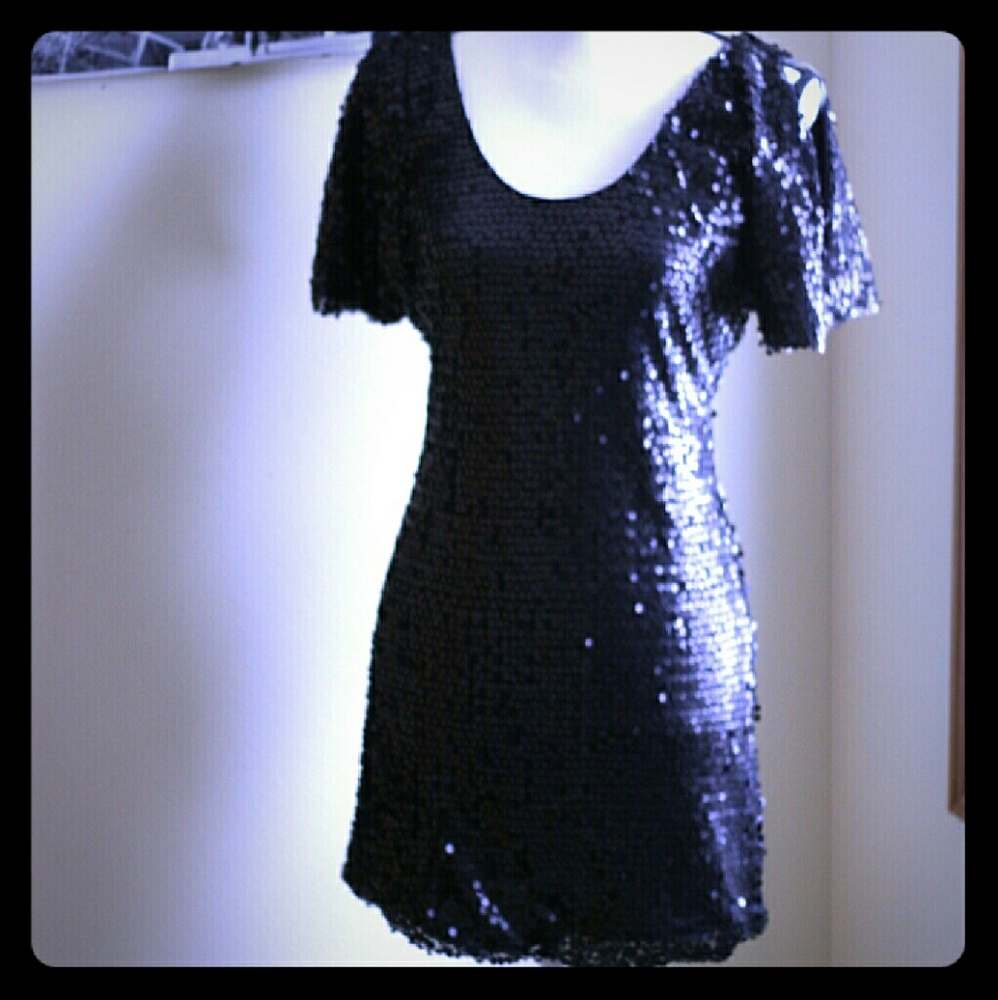 **cold shoulder** Matte sequin LBD