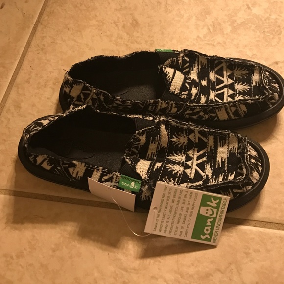 Sanuk black shoes