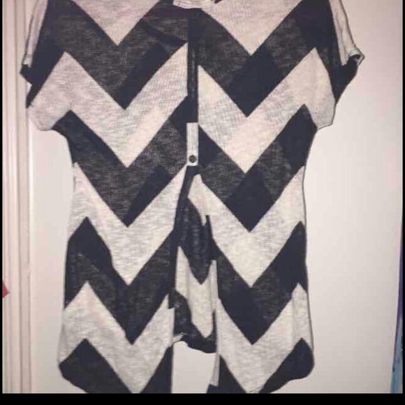 Moa Moa chevron print w/ split open back - Picture 3 of 4