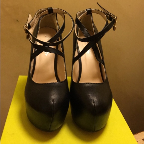 Strappy Black pumps 👠 - Picture 2 of 3