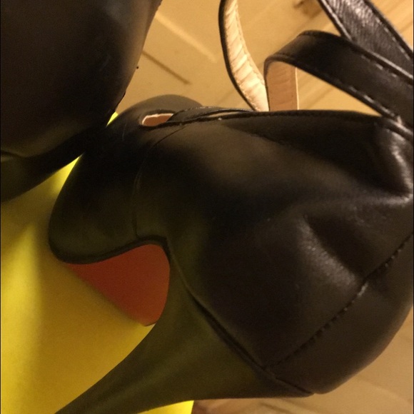 Strappy Black pumps 👠 - Picture 3 of 3