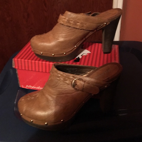 Clogs - Picture 2 of 3