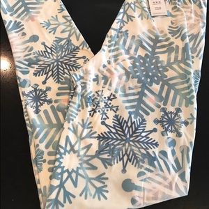 NWT Agnes and Dora Snowflake Leggings SZ L ☃️☃️