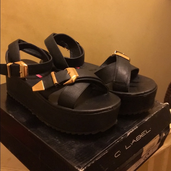 Gold buckle platform sandals - Picture 2 of 4