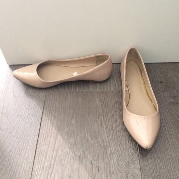Mossimo Nude pointed flats with gold details