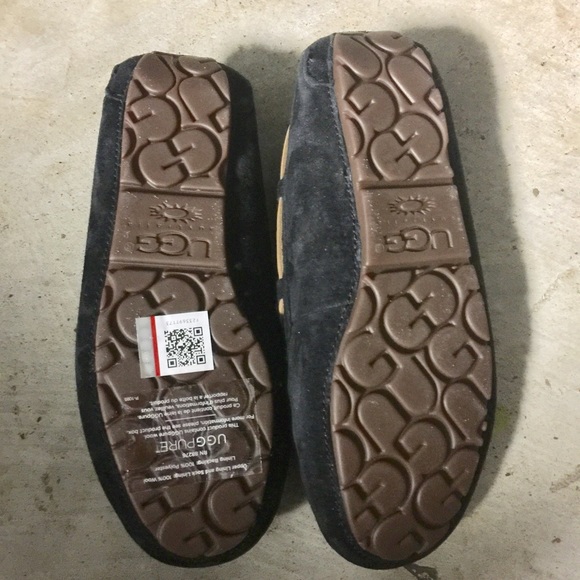 NIB Black Authentic Ugg Dakotas - Picture 3 of 4