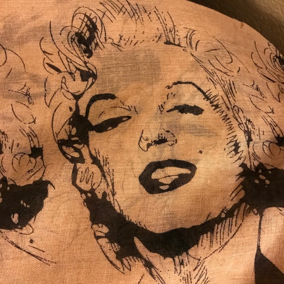 Marilyn Monroe portrait scarf - Picture 2 of 3