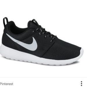 Black and white nike roshes (women)