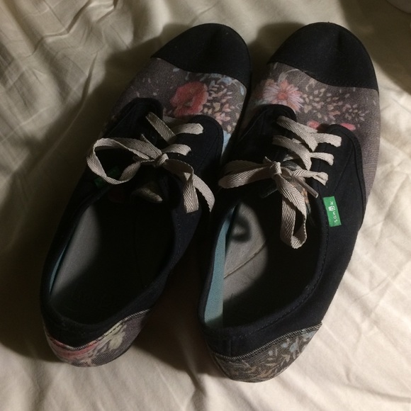 Floral, and black lace up surfer sanuk shoes!