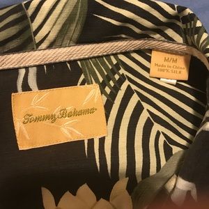Tommy Bahama NWT black button up flower shirt M