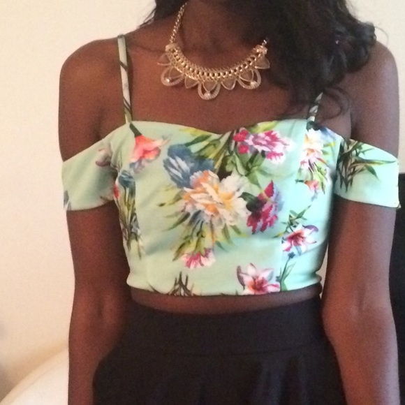Green Floral Twin Set Crop Top & Matching Shorts - Picture 2 of 3