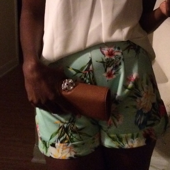 Green Floral Twin Set Crop Top & Matching Shorts - Picture 3 of 3