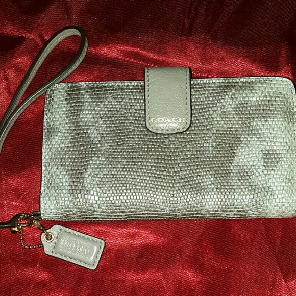 ***SOLD****COACH **AUTHENTIC** Phone Wallet - Picture 1 of 4