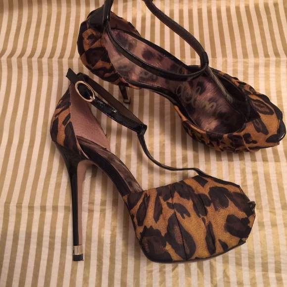 Sam Edelman ankle strap pumps. - Picture 2 of 4