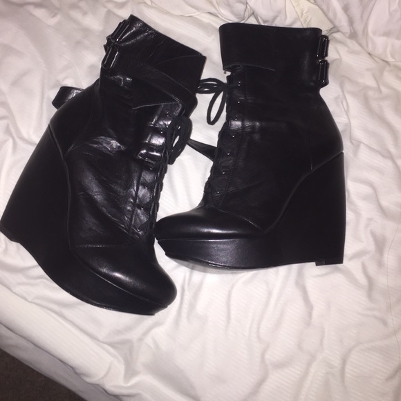 Report Signature Combat Heels