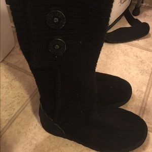 Black classic cardy uggs.