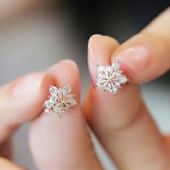 Rhinstone Snowflake Earrings in Gold NEW! - Picture 2 of 4