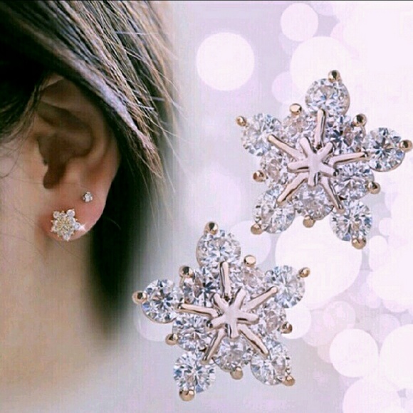 Rhinstone Snowflake Earrings in Gold NEW! - Picture 4 of 4