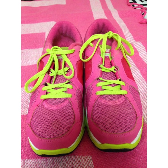 Pink Nike Dual Fusion sneakers - Picture 2 of 4