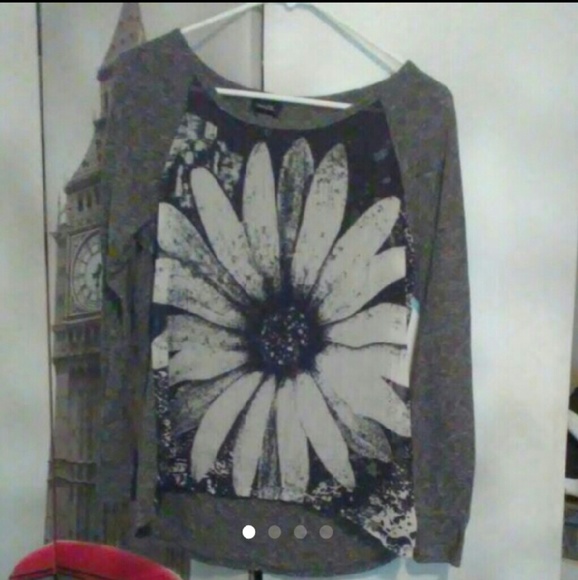 Rue 21 daisy shirt