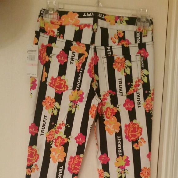Girls size 10 NWT Trukfit Skinny jeans