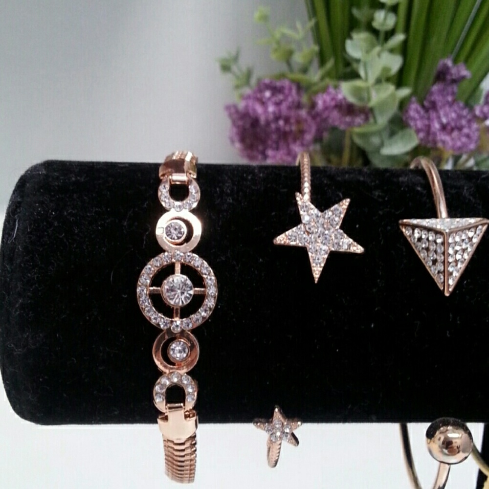 Elegant Gold and Diamond Circle Bracelet