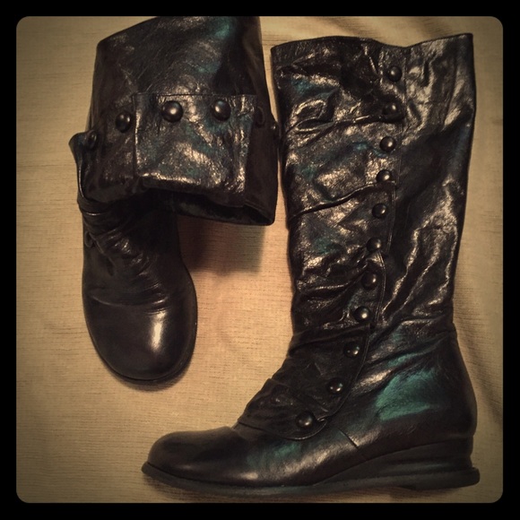 EUC black leather boots - perfect for December!!