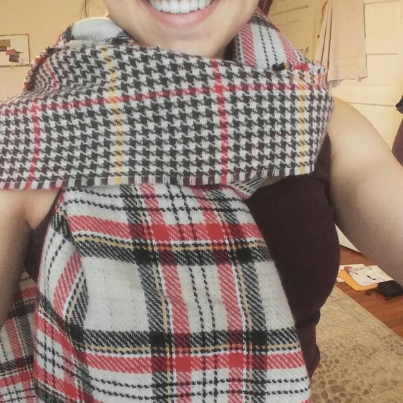 Warm-hued QUALITY houndstooth scarf! Double sided.