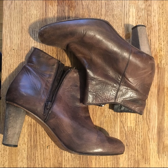 Twenty Two brand distressed brown booties sz 39.5