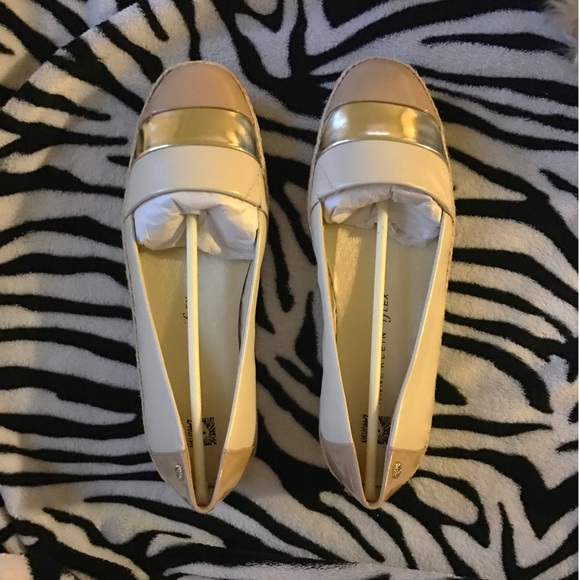 BEAUTIFUL & COMFY ANNE KLEIN FLATS - NEW IN BOX!