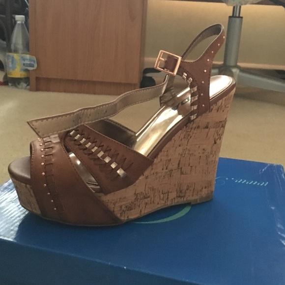 Brown high heel wedges - Picture 3 of 4