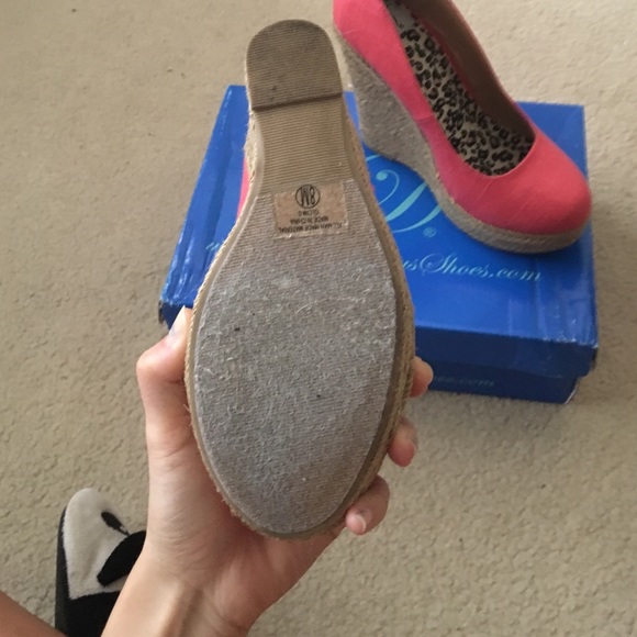 Coral colored wedges - Picture 3 of 4