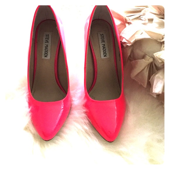Cute Bright pink/ Hot pink Steve Madden pumps
