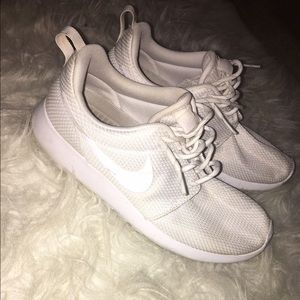 Women's all white Roshes!