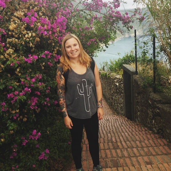 Meet your Posher, Jessica - Picture 2 of 3