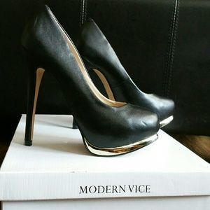 Modern Vice Black Platform Pump Size 6