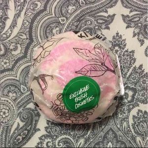 Lush kitchen mrs. Whippy bath bomb