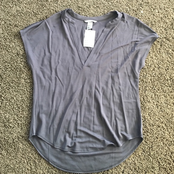 V-neck high/low gray blouse