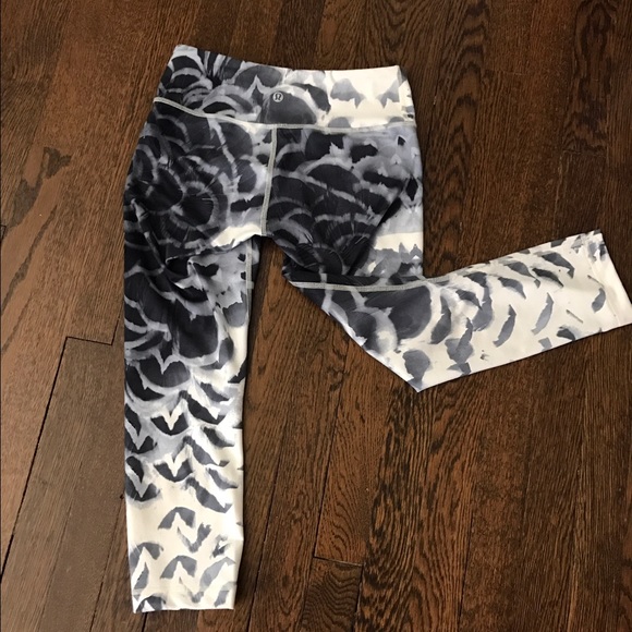 Like new LuLu Lemon wonder under crops!