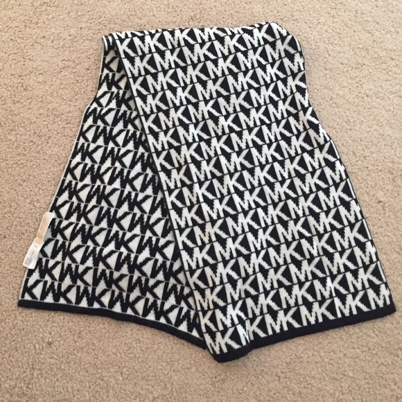 MICHAEL Michael Kors Accessories - MK reversible scarf